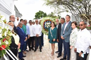 Fuerza del Pueblo realiza ofrenda floral en el mausoleo profesor Juan Bosch  