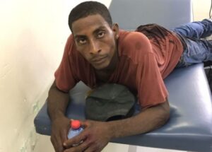 Dos atracadores hieren de una puñalada hombre en Barahona por no tener un chele encima 