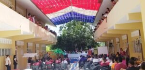 Estudiantes techan salón de escuela con botellas plásticas y colores de la bandera en Nagua
