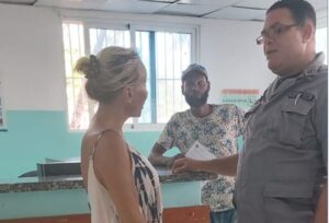 Tras reportaje de CDN, Salud Pública y Cestur asisten a rusa embarazada deambulaba en Samaná 