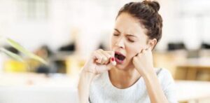 ¿Cuáles son los hábitos diarios que debilitan tu energía y cómo enfrentarlos?