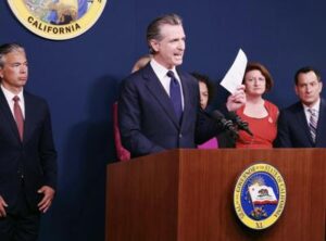 California firma ley contra fabricantes de armas de fuego