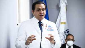 Ministro de Salud supervisa puntos de vacunación en Santiago 