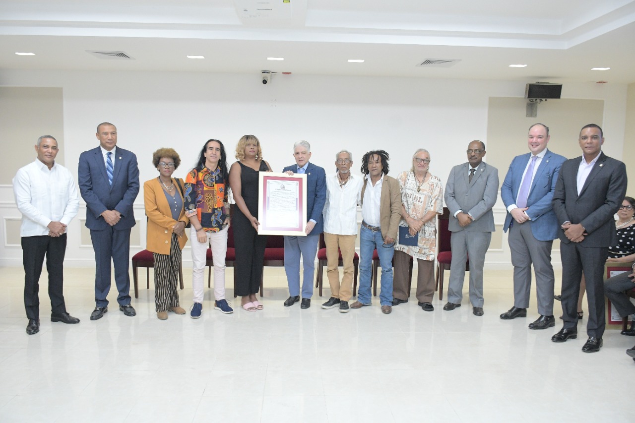  Senado reconoce a Juan José Ayuso, Luis “El Terror” Díaz y Fundación Sinfonía