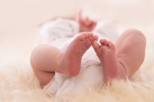 Bebé recién nacido podrá tener dos padres y una madre en Argentina