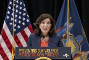 Nueva York aprueba una ley que restringe las armas tras el fallo del Supremo