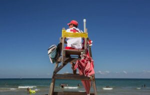 Nueva York sube el sueldo a los socorristas para salvar las zonas de baño