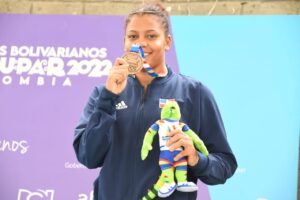 Yessica Oviedo gana bronce en lucha estilo libre