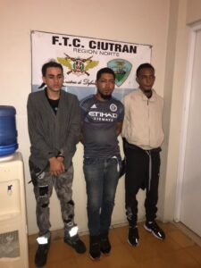 Detienen 3 de 5 hombres que habían asaltado supermercado y tiroteado pareja en Santiago