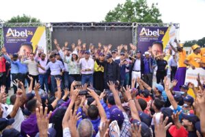 Bajo torrencial aguacero Abel Martínez juramenta equipo provincia Sánchez Ramírez 