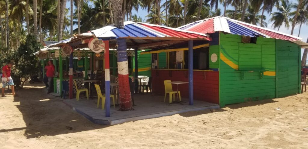 Nagua: Decenas de dueños de casetas y vendedores de comida én la playa Arroyo Salado, del Distrito Municipal de la Entrada, del Municipio de Cabrera, se apostaron frente al palacio de justicia de Nagua, a reclamar el derecho que por mas de 35 años, tienen en la Playa Arroyo Salado.  Félix Colón, Marino Marte Morel y Tony Pichardo, en representación de los dueños de casetas y vendedores de la Asociación de la Playa Arroyo Salado, expresaron qué están en pie de lucha porqué la familia Bermúdez tiene intención de desalojarlos dónde llevan más de 35 años trabajndo y que ahora por el flujos de personas que vienen a la plya le llena los ojos algunas personas y intentan despojarlo lo que le a costado sacrificio.  Dijeron además que ni mantandolo salen de la playa ya que es la zona franca para el sustento de sus familias por muchos años.  Manifestaron que una de la playa de la Provincia Maria Trinidad Sánchez, más concurrida y ahora pretenden desalojarlos para privatizarlas cosa qué no permotitan.  La familia Bermúdez, abía incoado en el Tribunal de Tierras una acción de Amparo tratando de conseguir una sentencia favorable pero fue declarada inadmisible por el Tribunal dandole la razón a la Asociación de Vendedores de la Playa Arroyo Salado en el Distrito Municipal de la entrada Municipio de Cabrera.  Indicaron que se mantendrán en pié de lucha para que la playa no sea privatizadas cómo pretende esa familia.  Por: Rafael Salazar