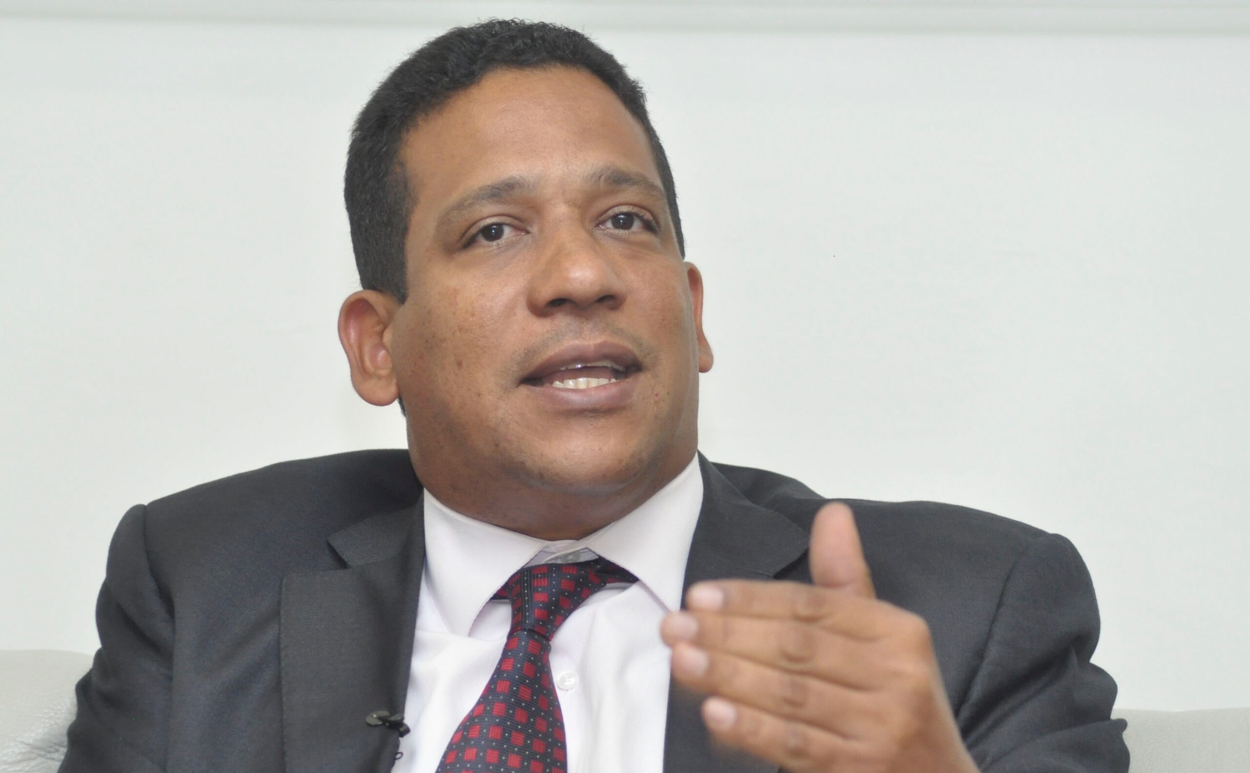 Carlos Pimentel asegura que investiga supuestas irregularidades en compras de pinturas en Propeep