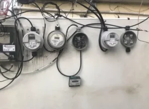 Moradores de Santo Domingo Este se quejan por alto costo de la energía 