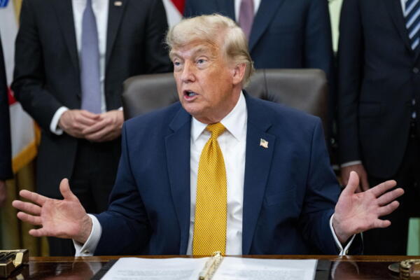 El presidente de Estados Unidos, Donald Trump, fue captado este 22 de junio, durante una conferencia de prensa, en el Despacho Oval de la Casa Blanca, en Washington DC (EE.UU.). EFE/Bonnie Cash/Pool