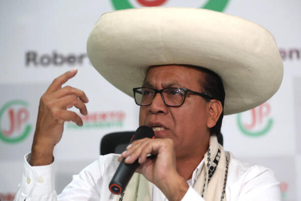 El candidato izquierdista a la Presidencia de Perú, Roberto Sánchez, fue captado este 23 de junio, durante una rueda de prensa, en Lima (Perú). EFE/Paolo Aguilar