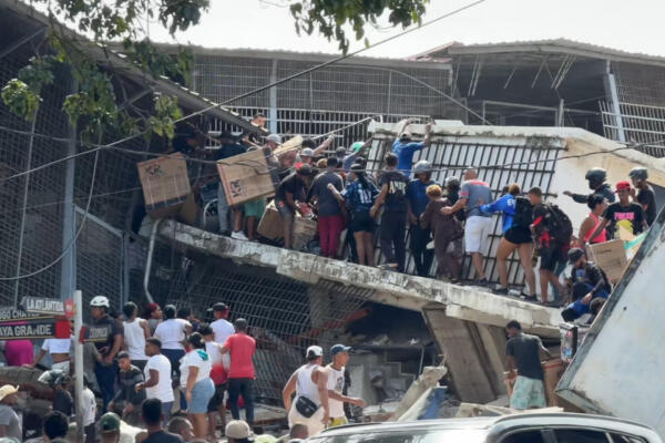 Captura de pantalla que muestra a personas haciendo saqueos en un establecimiento comercial este jueves, en la localidad de Catia La Mar, en el estado costero de La Guaira (Venezuela). EFE/ Rayner Peña R