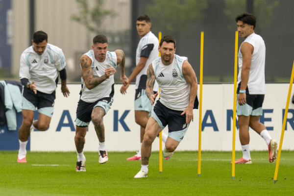 Lionel Messi y otros jugadores de la selección Argentina durante su entrenamiento en el Columbia Park Training Facility para preparar la final del Mundial 2026 frente a España. EFE/Ángel Colmenares